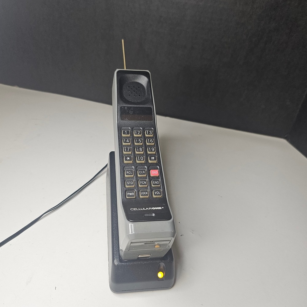 Vintage Motorola DynaTAC 8000M Brick Phone Mobile Cell Phone with Charging Base - Picture 2 of 16